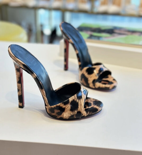 Papuci animal print cu toc, cu varf rotund
