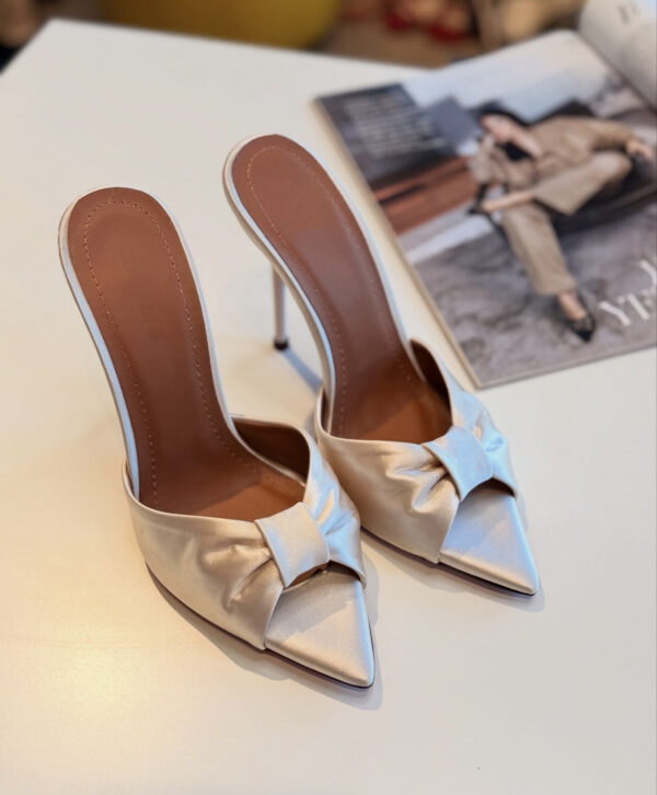 Pantofi cu toc, detaliu fundă eleganta