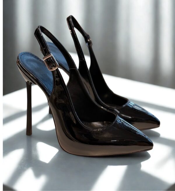 Pantofi stiletto negrii cu toc inalt.